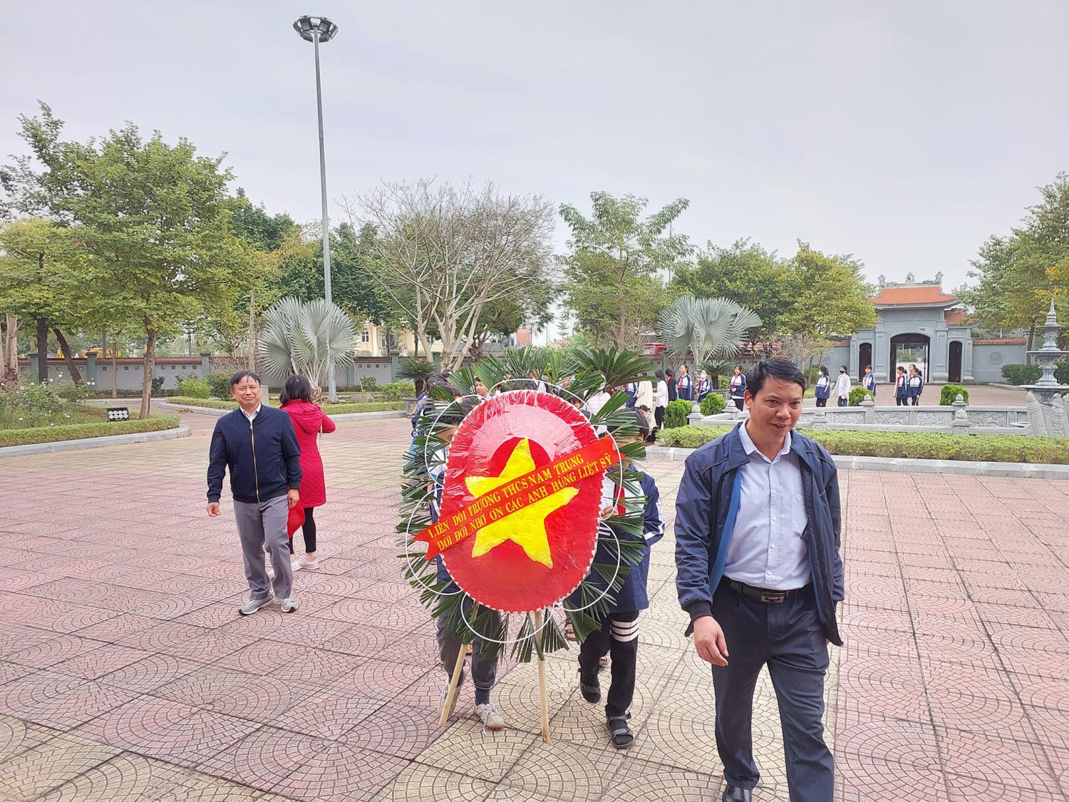 Liên đội trường THCS Nam Trung tổ chức cho HS " đi tìm địa chỉ đỏ" và học tập trải nghiệm tại các di tích lịch sử tại địa phương.