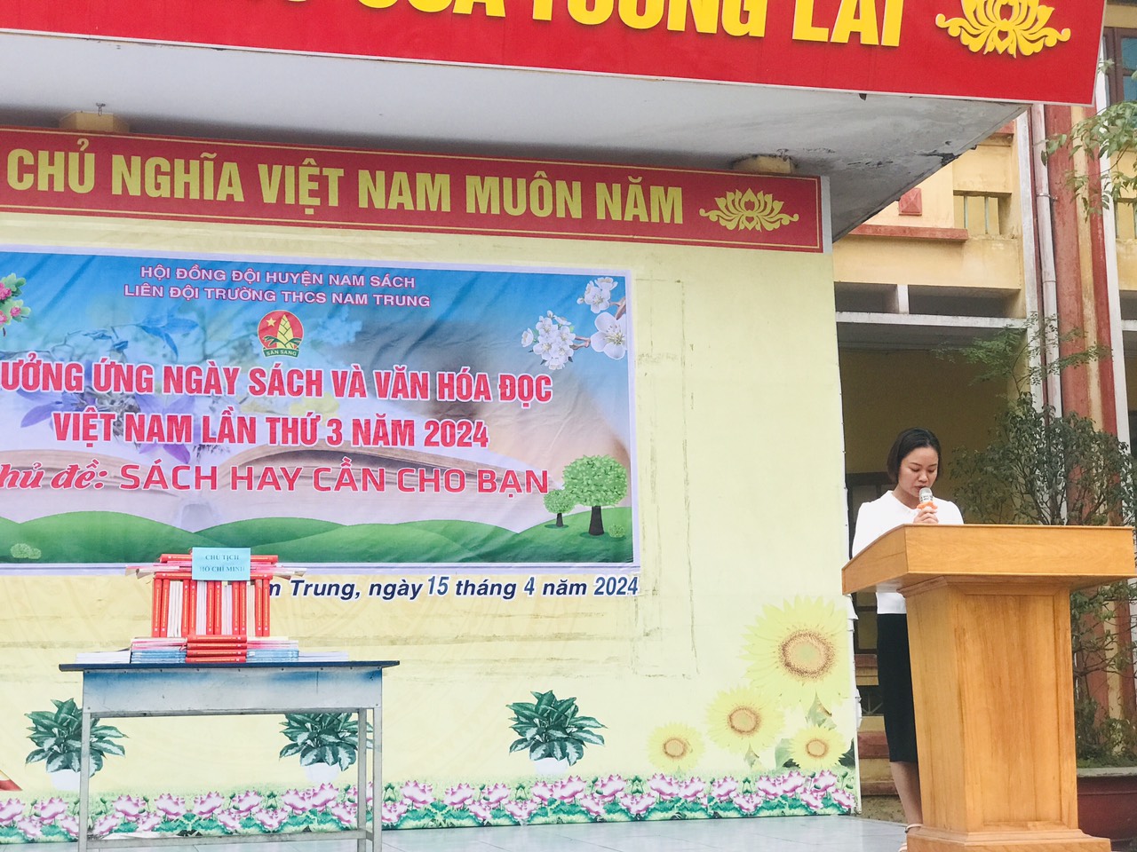 Trong không khí hưởng ứng “Ngày sách và Văn hóa đọc Việt Nam lần thứ 3 năm 2024 - 21/4” hôm nay thư viện trường THCS Nam Trung  tổ chức ngày hội tuyên truyền sách với chủ đề “Sách hay cần cho bạn”,