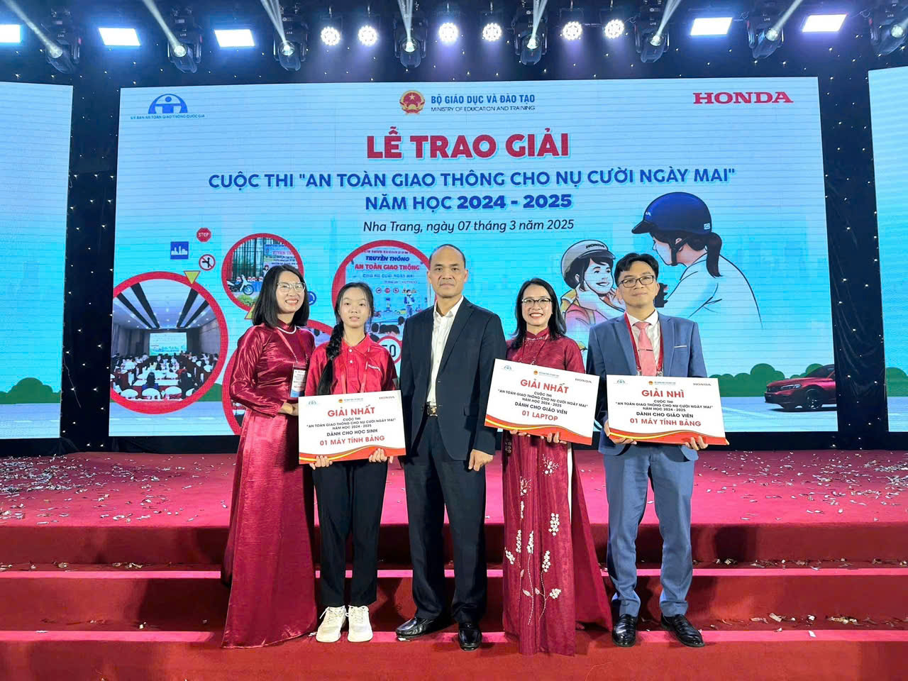 Thầy Trịnh Hồng Hiển đạt giải Nhì tại Cuộc thi “An toàn giao thông cho nụ cười ngày mai” năm học 2024 - 2025.